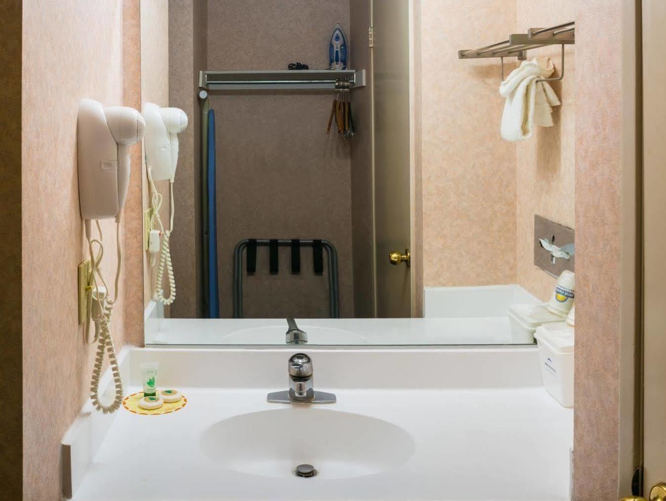 San Bernardino Inn & Suites Εξωτερικό φωτογραφία