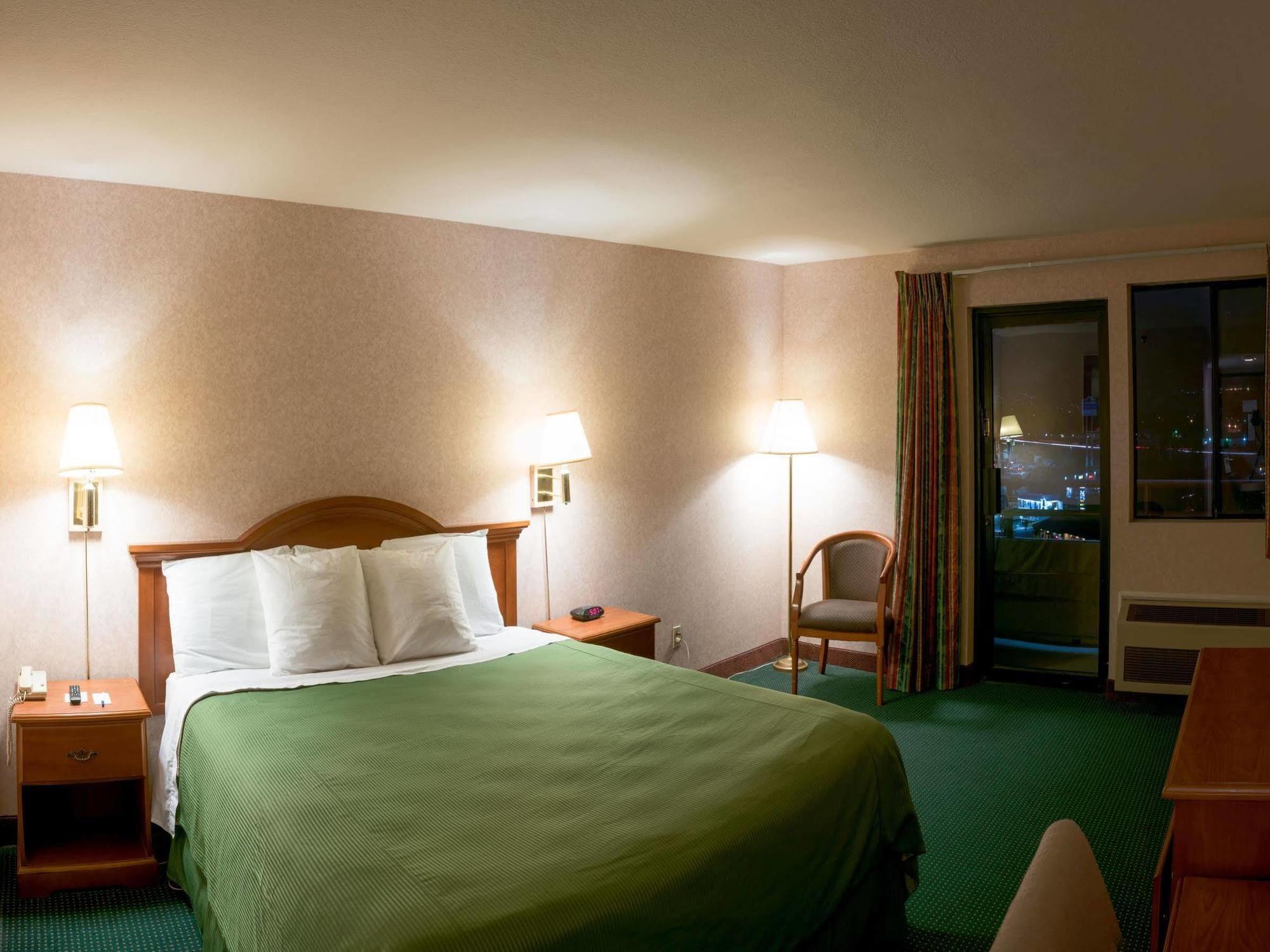 San Bernardino Inn & Suites Εξωτερικό φωτογραφία